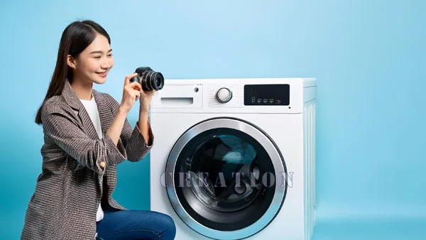 洗濯機を撮影しようとしている女性